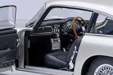 Indlæs billede til gallerivisning 1/18 Aston Martin DB5, silver metallic 1:18