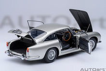 Indlæs billede til gallerivisning 1/18 Aston Martin DB5, silver metallic 1:18