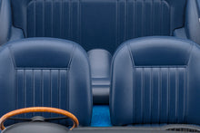 Indlæs billede til gallerivisning ASTON MARTIN DB5 1964 CARIBBEAN PEARL BLUE 1:18