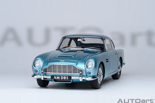 Indlæs billede til gallerivisning 1/18 Aston Martin DB5, caribbean pearl 1:18