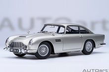Indlæs billede til gallerivisning ASTON MARTIN DB5 1964 - 007 JAMES BOND - GOLDFINGER - MISSIONE GOLDFINGER WITH WEAPONS SILVER 1:18