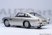 Indlæs billede til gallerivisning ASTON MARTIN DB5 1964 - 007 JAMES BOND - GOLDFINGER - MISSIONE GOLDFINGER WITH WEAPONS SILVER 1:18
