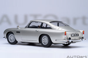 ASTON MARTIN DB5 1964 - 007 JAMES BOND - GOLDFINGER - MISSIONE GOLDFINGER WITH WEAPONS SILVER 1:18