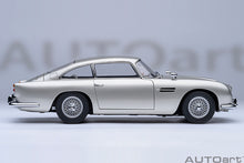 Indlæs billede til gallerivisning ASTON MARTIN DB5 1964 - 007 JAMES BOND - GOLDFINGER - MISSIONE GOLDFINGER WITH WEAPONS SILVER 1:18