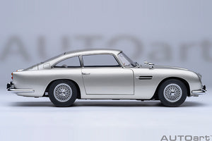 ASTON MARTIN DB5 1964 - 007 JAMES BOND - GOLDFINGER - MISSIONE GOLDFINGER WITH WEAPONS SILVER 1:18