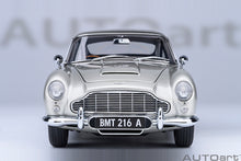 Indlæs billede til gallerivisning ASTON MARTIN DB5 1964 - 007 JAMES BOND - GOLDFINGER - MISSIONE GOLDFINGER WITH WEAPONS SILVER 1:18