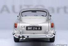 Indlæs billede til gallerivisning ASTON MARTIN DB5 1964 - 007 JAMES BOND - GOLDFINGER - MISSIONE GOLDFINGER WITH WEAPONS SILVER 1:18