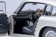 Indlæs billede til gallerivisning ASTON MARTIN DB5 1964 - 007 JAMES BOND - GOLDFINGER - MISSIONE GOLDFINGER WITH WEAPONS SILVER 1:18