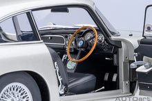 Indlæs billede til gallerivisning ASTON MARTIN DB5 1964 - 007 JAMES BOND - GOLDFINGER - MISSIONE GOLDFINGER WITH WEAPONS SILVER 1:18