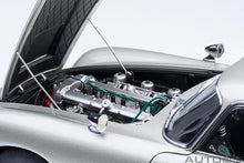 Indlæs billede til gallerivisning ASTON MARTIN DB5 1964 - 007 JAMES BOND - GOLDFINGER - MISSIONE GOLDFINGER WITH WEAPONS SILVER 1:18
