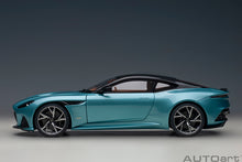 Indlæs billede til gallerivisning 1/18 Aston Martin DBS Superleggera, caribbean blue pearl 1:18
