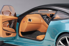 Indlæs billede til gallerivisning 1/18 Aston Martin DBS Superleggera, caribbean blue pearl 1:18