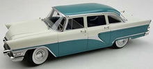 Indlæs billede til gallerivisning GAZ 13 SEAGULL 1959 TURQUOISE/WHITE 1:18