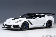 Indlæs billede til gallerivisning CHEVROLET CORVETTE C7 ZR1 2017 ARCTIC WHITE 1:18