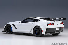 Indlæs billede til gallerivisning CHEVROLET CORVETTE C7 ZR1 2017 ARCTIC WHITE 1:18