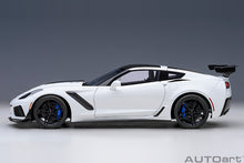 Indlæs billede til gallerivisning CHEVROLET CORVETTE C7 ZR1 2017 ARCTIC WHITE 1:18