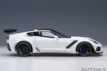 Indlæs billede til gallerivisning CHEVROLET CORVETTE C7 ZR1 2017 ARCTIC WHITE 1:18