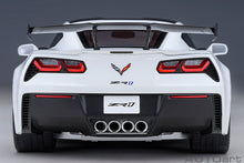 Indlæs billede til gallerivisning CHEVROLET CORVETTE C7 ZR1 2017 ARCTIC WHITE 1:18