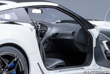 Indlæs billede til gallerivisning CHEVROLET CORVETTE C7 ZR1 2017 ARCTIC WHITE 1:18