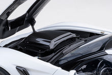 Indlæs billede til gallerivisning CHEVROLET CORVETTE C7 ZR1 2017 ARCTIC WHITE 1:18