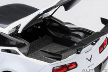 Indlæs billede til gallerivisning CHEVROLET CORVETTE C7 ZR1 2017 ARCTIC WHITE 1:18
