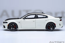 Indlæs billede til gallerivisning DODGE CHARGER HELLCAT REDEYE JAILBREAK COUPE 2023 KNUCKLE WHITE 1:18
