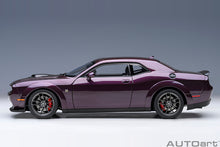 Indlæs billede til gallerivisning 1/18 2022 Dodge Challenger R/T Scat Pack Shaker Widebody, hellraisin 1:18