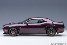 Indlæs billede til gallerivisning DODGE CHALLENGER R/T SCAT PACK WIDEBODY 2022 HELLRAISIN PURPLE 1:18