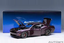 Indlæs billede til gallerivisning 1/18 2022 Dodge Challenger R/T Scat Pack Shaker Widebody, hellraisin 1:18