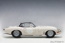 Indlæs billede til gallerivisning 1/18 Jaguar E-Type Lightweight, white 1:18