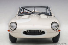 Indlæs billede til gallerivisning 1/18 Jaguar E-Type Lightweight, white 1:18