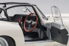 Indlæs billede til gallerivisning 1/18 Jaguar E-Type Lightweight, white 1:18