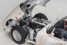 Indlæs billede til gallerivisning 1/18 Jaguar E-Type Lightweight, white 1:18