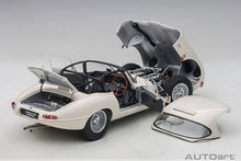 Indlæs billede til gallerivisning 1/18 Jaguar E-Type Lightweight, white 1:18