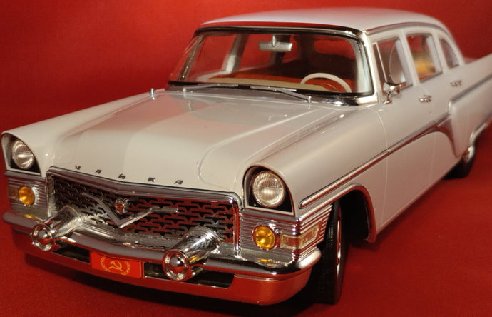 Gaz 13 CHAIKA SALOON 1959 hvid 1:18
