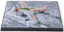 Indlæs billede til gallerivisning Mustang P-51 D WW2 PLA AIRCRAFT FIGHTER 2nd Squadron, Air Combat Group, PLA 1949 sølv/grøn/rød 1:72