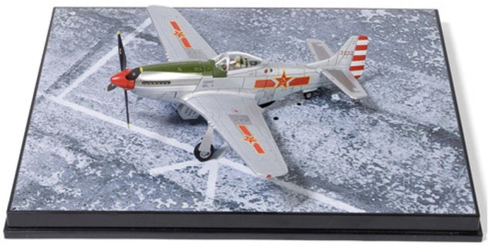 Mustang P-51 D WW2 PLA AIRCRAFT FIGHTER 2nd Squadron, Air Combat Group, PLA 1949 sølv/grøn/rød 1:72