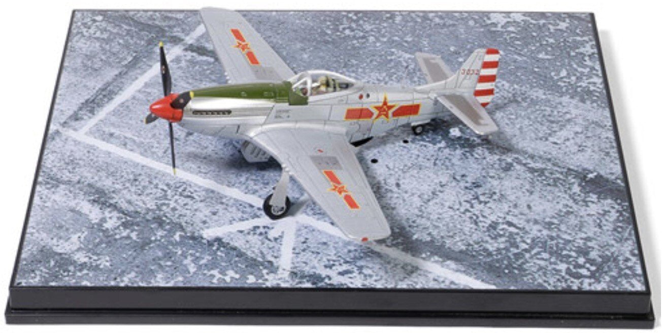 Mustang P-51 D WW2 PLA AIRCRAFT FIGHTER 2nd Squadron, Air Combat Group, PLA 1949 sølv/grøn/rød 1:72