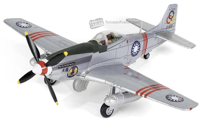 Mustang P-51 D ROCA AIRCRAFT FIGHTER 21st Squadron, 4th Fighter Group, Captain Hsu Hua Chiang 1947 sølv/sort/brun 1:72