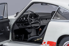 Indlæs billede til gallerivisning 1/18 Porsche 911 Carrera 2.7 RS *The Circuit Wolf*, white/red 1:18