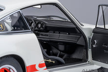 Indlæs billede til gallerivisning 1/18 Porsche 911 Carrera 2.7 RS *The Circuit Wolf*, white/red 1:18