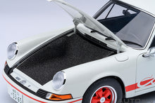Indlæs billede til gallerivisning 1/18 Porsche 911 Carrera 2.7 RS *The Circuit Wolf*, white/red 1:18