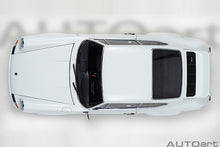 Indlæs billede til gallerivisning 1/18 Porsche 911 Carerra 2.7 RS, Grandprix white with red stripes 1:18