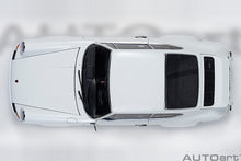 Indlæs billede til gallerivisning 1/18 Porsche 911 Carerra 2.7 RS, Grandprix white with green stripes 1:18