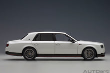 Indlæs billede til gallerivisning 1/18 Toyota Century GRMN, white 1:18