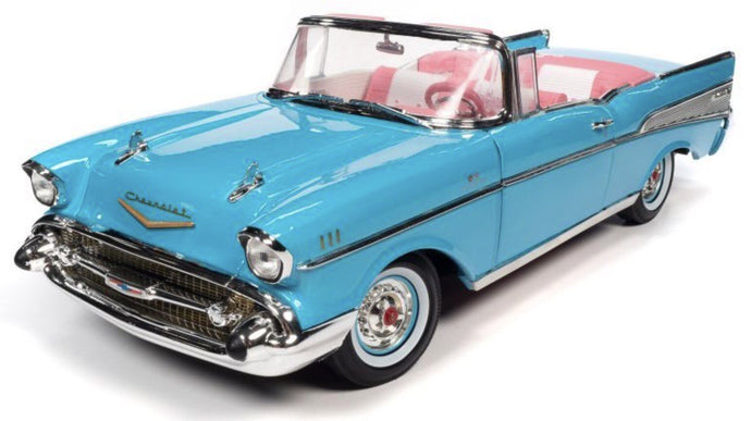 Chevrolet BEL AIR CONVERTIBLE 'BARBIE' 1957 lys blå/sølv 1:18