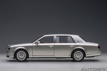 Indlæs billede til gallerivisning 1/18 Toyota Century with curtains, silver 1:18