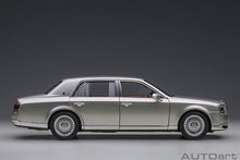 Indlæs billede til gallerivisning 1/18 Toyota Century with curtains, silver 1:18