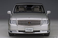 Indlæs billede til gallerivisning 1/18 Toyota Century with curtains, silver 1:18