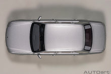 Indlæs billede til gallerivisning 1/18 Toyota Century with curtains, silver 1:18